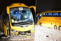 Na Karlovarsku havaroval ve vánici autobus Student Agency: Čtyři zranění