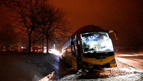 Na Karlovarsku havaroval ve vánici autobus společnosti Student Agency.
