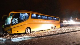 Na Karlovarsku havaroval ve vánici autobus společnosti Student Agency.