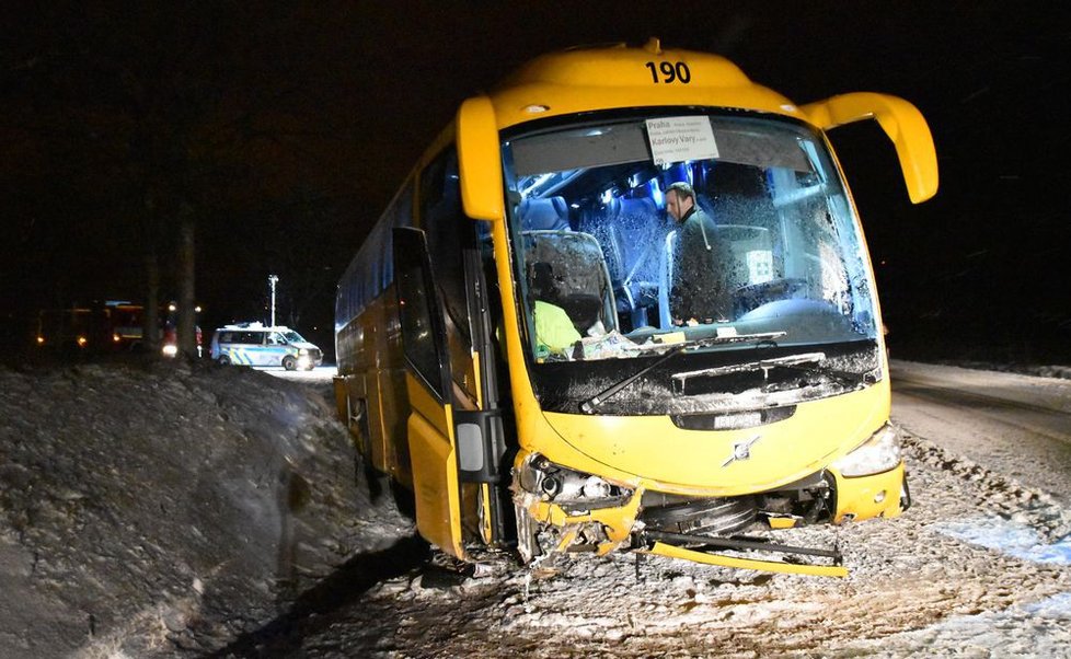 Na Karlovarsku havaroval ve vánici autobus společnosti Student Agency.