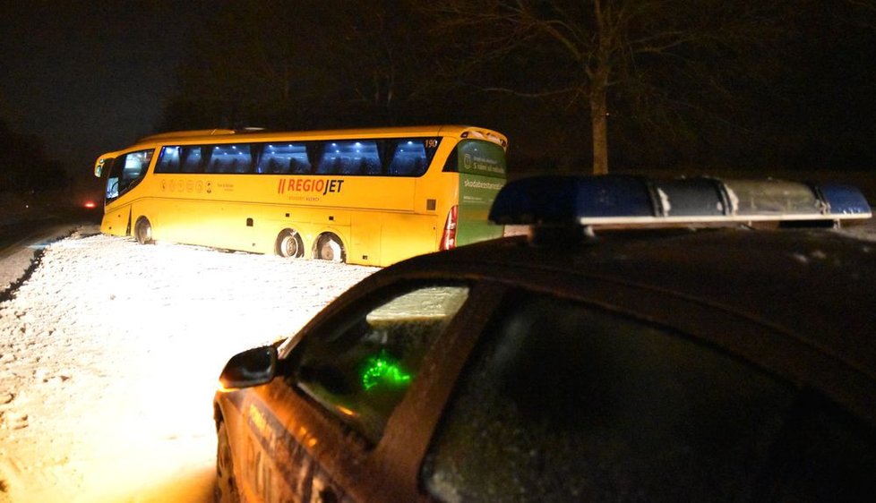 Na Karlovarsku havaroval ve vánici autobus společnosti Student Agency.