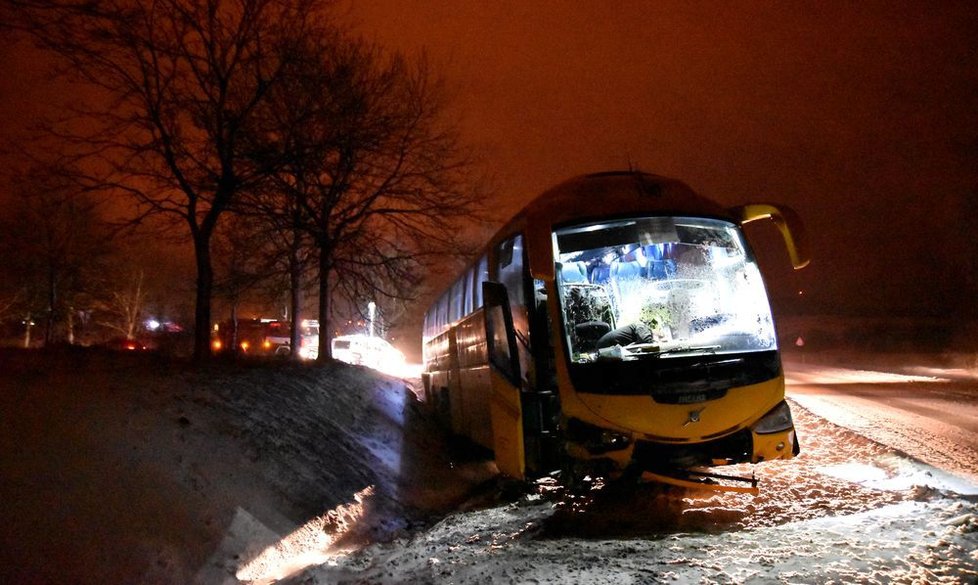 Na Karlovarsku havaroval ve vánici autobus společnosti Student Agency.