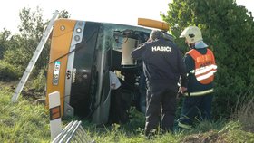Patrový bus se 44 cestujícími dostal smyk, vjel mimo vozovku a převrátil se na bok.