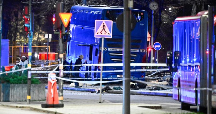 Tragédie ve švédském Stockholmu: Autobus narazil do zastávky (14.11.2025)