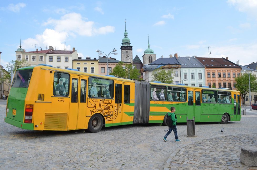 Největší studentské tablo Česka zůstane na jihlavském náměstí zaparkováno až do 8. května.