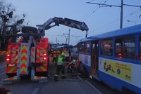 Tři zranění! S autobusem se v Ostravě srazila tramvaj řízená řidičem v zácviku