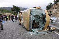 Autobus s turisty se převrátil na dálnici: 22 lidí se zranilo
