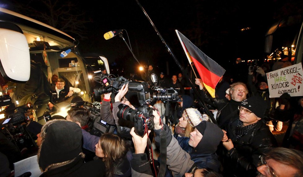 Autobus s uprchlíky pro německou kancléřku: Merkel je poslal bavorský radní.