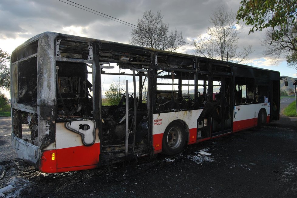 Autobus začal hořet na točně v Roudníkách