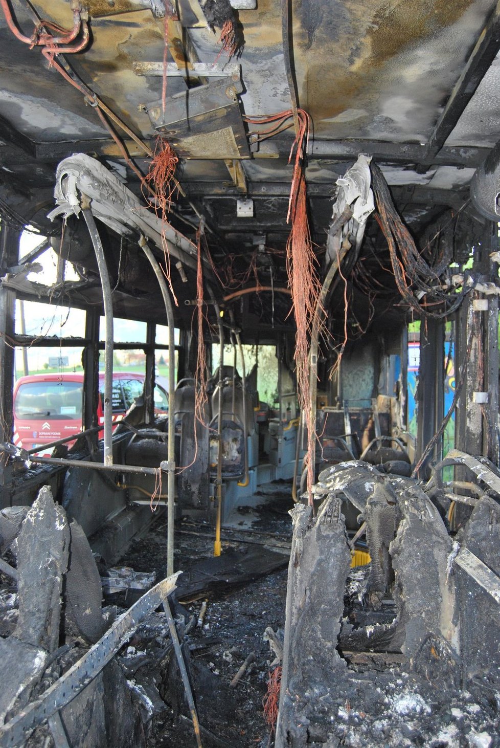 Vyhořelý autobus na točně v Roudníkách: V době požáru v něm naštěstí nikdo nebyl