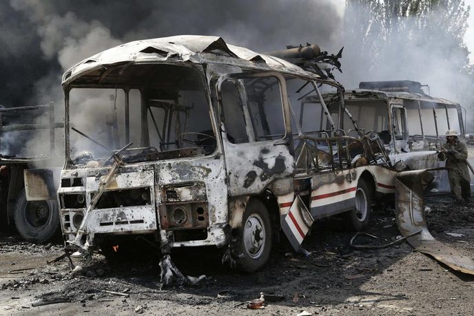 Autobus v Doněcku po zásahu dělostřeleckým granátem