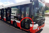 Roušku nechci! Opilec se v Brně hádal s řidičem autobusu, nakonec prokopl dveře