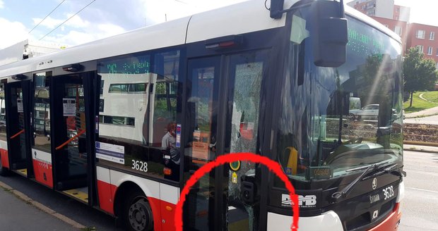 Opilce rozlítil požadavek, aby cestoval s rouškou. Prokopl skleněnou výplň předních dveří autobusu.