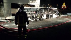 Autobus s maďarskými školáky začal hořet, 16 lidí zemřelo.