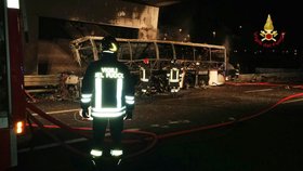 Autobus s maďarskými školáky začal hořet, 16 lidí zemřelo.