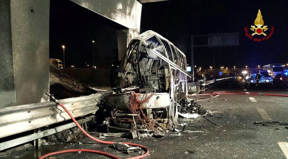 Autobus s maďarskými školáky začal hořet, 16 lidí zemřelo.