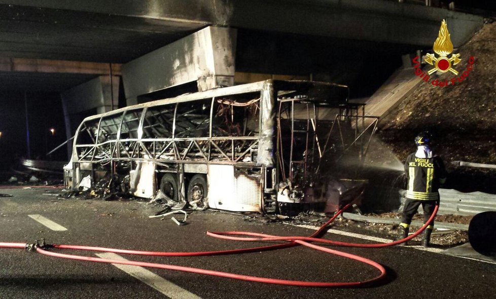 Autobus s maďarskými školáky začal hořet, 16 lidí zemřelo.