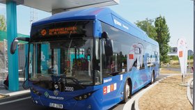 Krok k „čisté“ hromadné dopravě: Praha představila vodíkem poháněný autobus