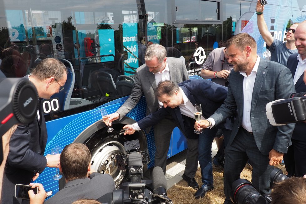 Slavnostní zahájení provozu prvního vodíkem poháněného autobusu, 14. 7. 2023