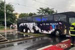 Autobus v ulici Vršovická uvízl na kolejích. Hasiči ho museli vyprostit. (26. srpna 2022)