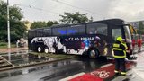 Autobus uvízl ve Vršovicích na kolejích: Přes půl hodiny blokoval jízdu tramvajím 