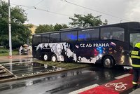 Autobus uvízl ve Vršovicích na kolejích: Přes půl hodiny blokoval jízdu tramvajím