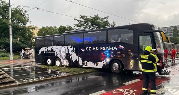 Autobus uvízl ve Vršovicích na kolejích: Přes půl hodiny blokoval jízdu tramvajím 