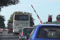 Šílená jízda přes uzavřený železniční přejezd: Autobusák dostal jen výstrahu!