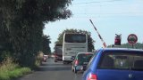 Autobus plný lidí uvázl na přejezdu ve Smržovce: Pomoci museli hasiči