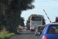 Autobus plný lidí uvázl na přejezdu ve Smržovce: Pomoci museli hasiči