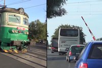 Šílený řidič autobusu ohrozil desítky lidí: Vjel na uzavřený přejezd!