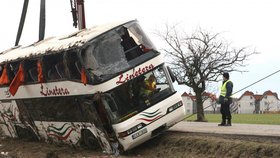 Autobus vyprošťovala těžká technika.