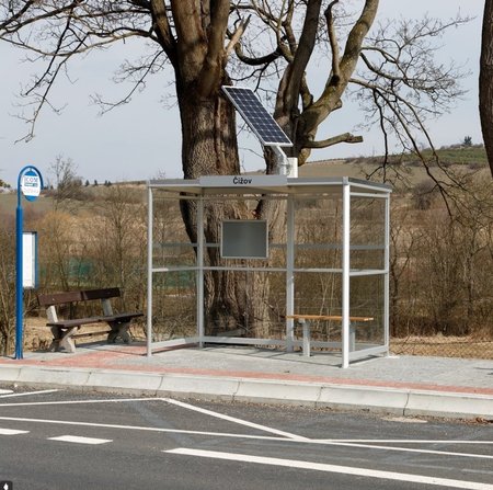 Moderní zastávka, která má dokonce solární panel - i s ním při výpočtech musel statik počítat