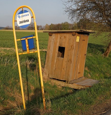 „Ale nebyla to obyčejná budka, byla to kadibudka"