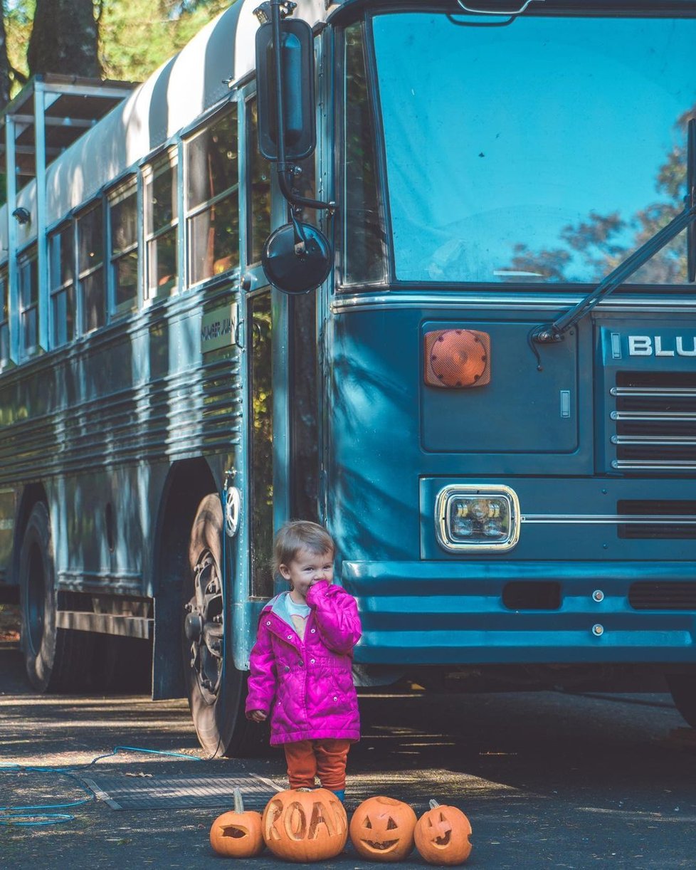 Mladý pár žije v přestavěném autobusu: Dokonce v něm vychovávají dceru