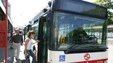V Praze kolabuje doprava: Nejezdí metro a autobusy váznou v dlouhých kolonách
