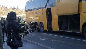 Hořel autobus Student Agency: Ze zadního kola šlehaly plameny