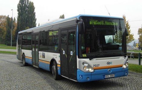 V podobném ostravském autobuse se děvče dostalo do nepříjemné situace.