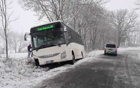 Autobus sjel v zatáčce částečně do příkopu.