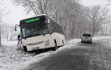 Smyk na sněhu, 12 zraněných a mrtvý v autobusu!