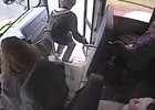 Podívejte se, jak pohotová řidička autobusu ochránila školáka před srážkou s autem
