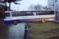 Jako z filmu Nebezpečná rychlost: Autobus zůstal viset nad řekou