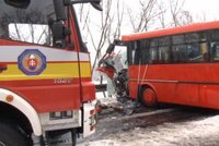 Auto narazilo do autobusu plného dětí: Řidič nepřežil