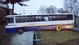 Autobus visel téměř polovinou své délky nad říčkou Bílovkou