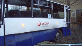 Autobus prorazil zábradlí a zůstal na něm viset