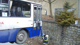 Vyprošťování autobusu bylo velmi komplikované