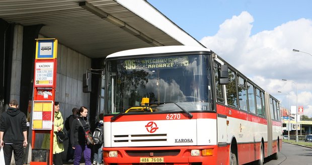 V autobusu ze Slaného do Prahy napadl cestující řidiče (Ilustrační foto)