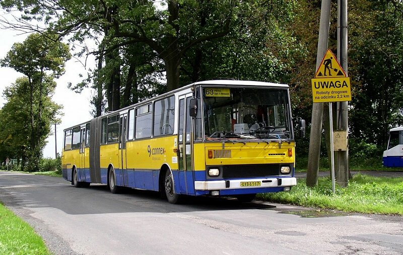 Na fotce z roku 2006 jede autobus ostravské příměstské dopravy linky číslo 68 na hraniční silnici. Dostat se autobusem MHD až do Polska můžete na Ostravsku i dnes. I když zastávky má linka jen na české straně hranice.