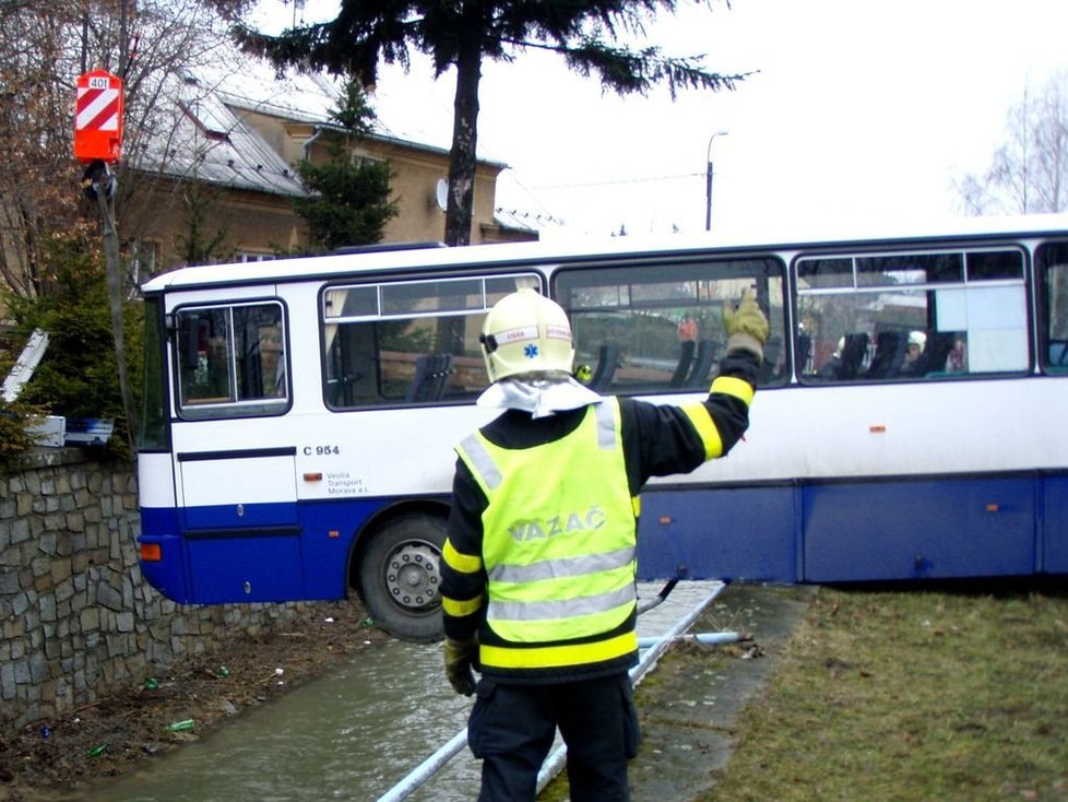 Autobus zůstal viset nad říčkou Bílovkou, zasahovat musely tři hasičské jednotky