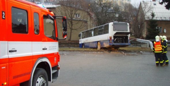 Autobus ujel od železničního nádraží několik desítek metrů